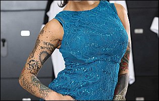 Hot tattooed bitch Bonnie Rotten fucks herself and squirts