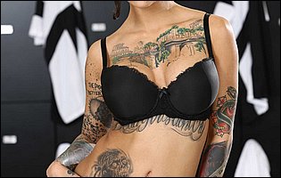 Hot tattooed bitch Bonnie Rotten fucks herself and squirts