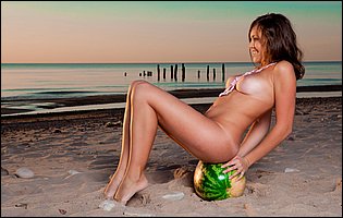 Beautiful babe Sophia E posing nude on the beach