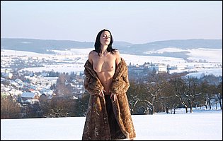 Gwen A posing nude outdoor in winter