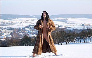 Gwen A posing nude outdoor in winter